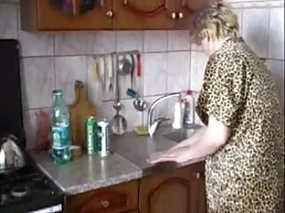 Aloitin Mummo ja nuori pelaa hindi seksikäs sukupuoli video kaduilla