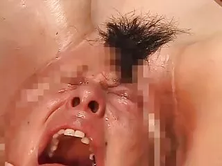 Vilkkuvan tytön suulla on maalatut Haryanvi bf-huulet #